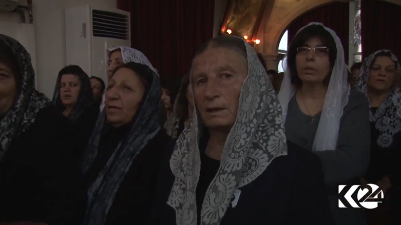 Paskalya ayinlerine katılanlar, yaşanan savaşların sona ermesi ve ülkeye barışın yayılması için niyazda bulunduklarını dile getirdiler.